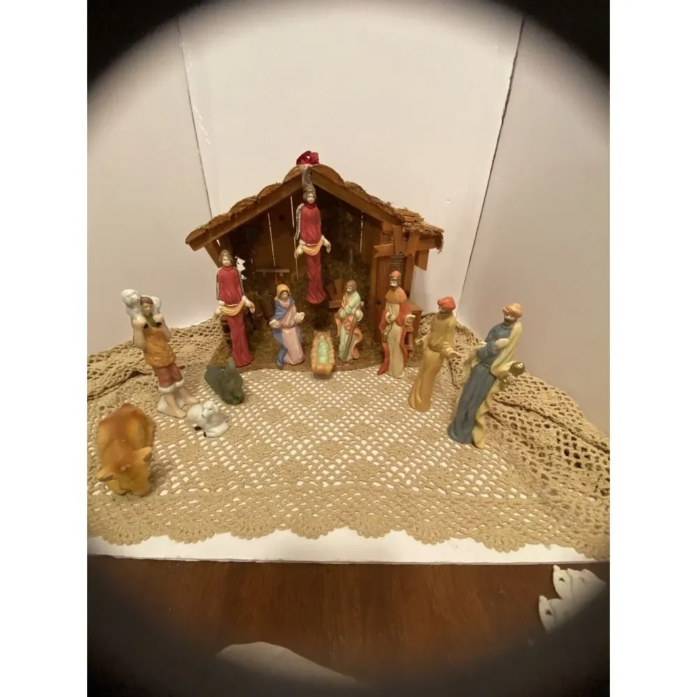 Christmas Nativity Set‎ Manger Scene With Wooden Stable 12 Ceramic Figures.